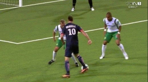 VIDEO! Nici Zlatan nu poate copia GENIUL lui Ronaldinho! A incercat un ELASTICO dar s-a facut de ras! Ce s-a intamplat dupa e DEMENTIAL:_3