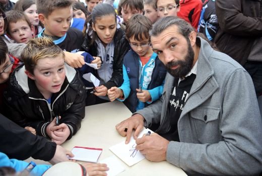 Chuck Norris nu i-ar rezista nici doua secunde, pe Mike Tyson il doboara fara probleme! Sebastien Chabal, BESTIA care isi mananca adversarii cruzi:_3