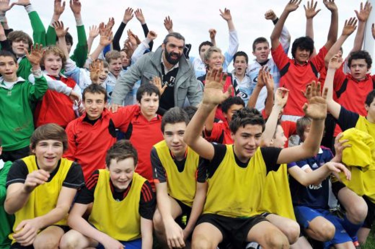 Chuck Norris nu i-ar rezista nici doua secunde, pe Mike Tyson il doboara fara probleme! Sebastien Chabal, BESTIA care isi mananca adversarii cruzi:_5