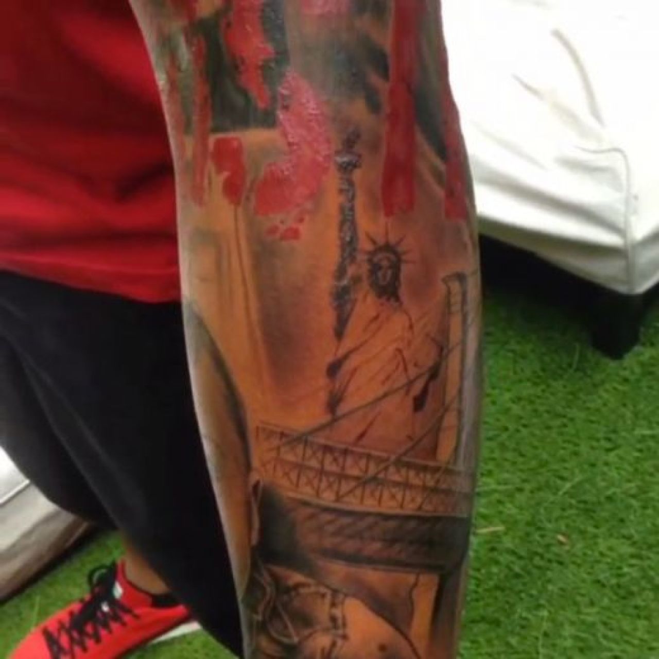 Nimeni nu se astepta la un asemenea GEST de la el! Un fost STAR de la Barca si Arsenal s-a umplut de tatuaje! Ce si-a desenat LEGENDA din fotbal:_3