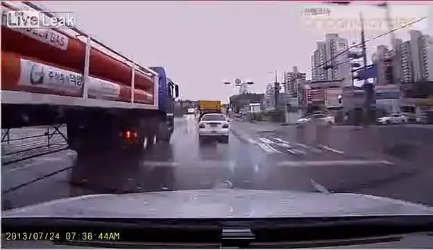 "Opreste ca-l OMORI!" L-a luat direct cu botul masinii si l-a tarat sute de metri! Imagini INGROZITOARE din trafic! Atentie, impact emotional ridicat! VIDEO