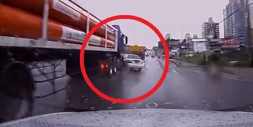 Opreste, ca-l OMORI! L-a luat direct cu botul masinii si l-a tarat sute de metri! Imagini INGROZITOARE din trafic! Atentie, impact emotional ridicat! VIDEO