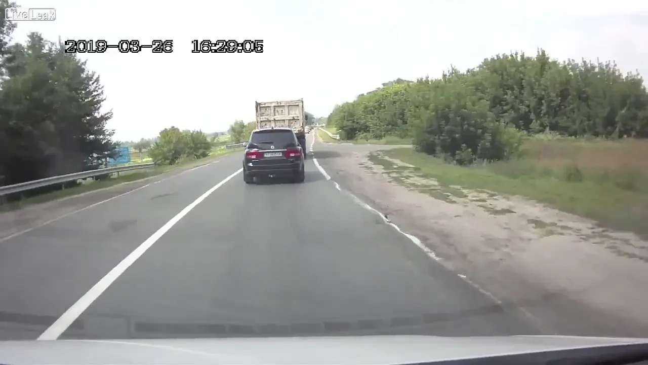 Au crezut ca e un OZN! Faza SF pe o sosea din Rusia! Obiectul care a distrus doua masini in acelasi timp! VIDEO