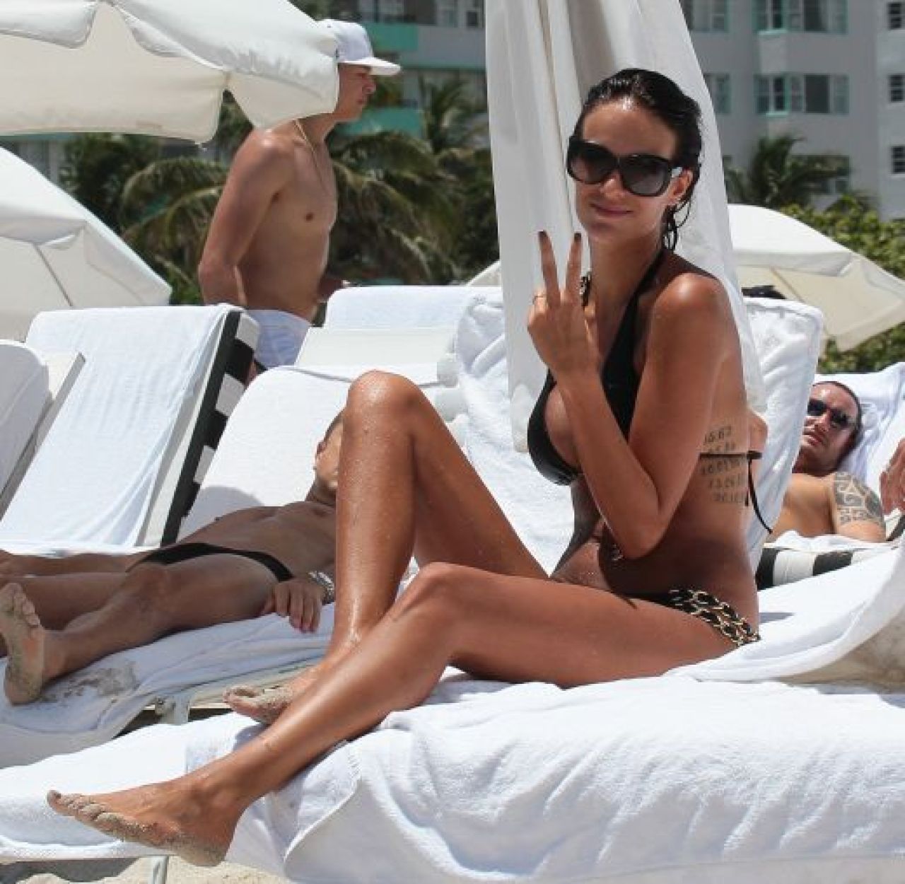 Era o plaja linistita pana au aparut EI :) Cum arata femeia care a paralizat plaja din Miami: FOTO_1
