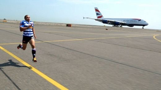 Omul care vrea sa doboare SUPREMATIA lui Usain Bolt! A intrecut un GHEPARD, acum si-a masurat fortele cu un AVION! Crezi ca e real?