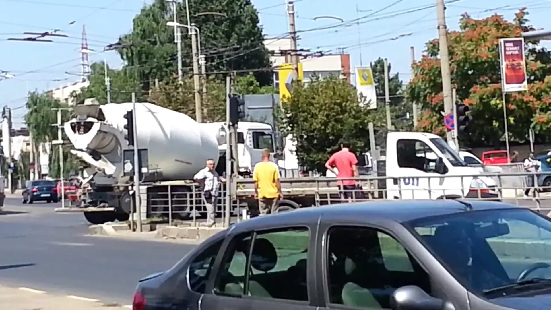 GENIAL! Ce-ai facut, Dorele? :) Cum indraapta muncitorii romani un semafor din intersectie! VIDEO: