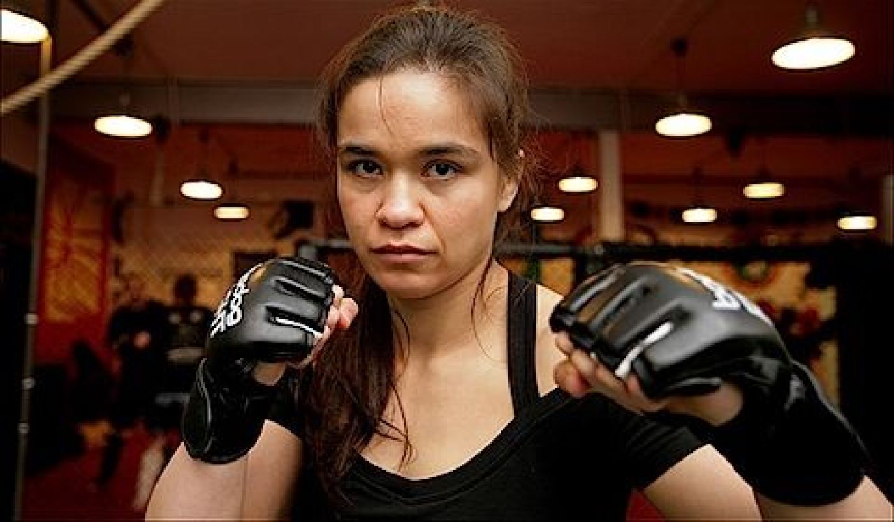 A FUGIT din tara pentru DIPLOME! Tocilara care a invatat sa se bata in CUSCA! De la Cambridge si Oxford direct in UFC! Povestea impresionanta a fetei cu doua inimi:_3