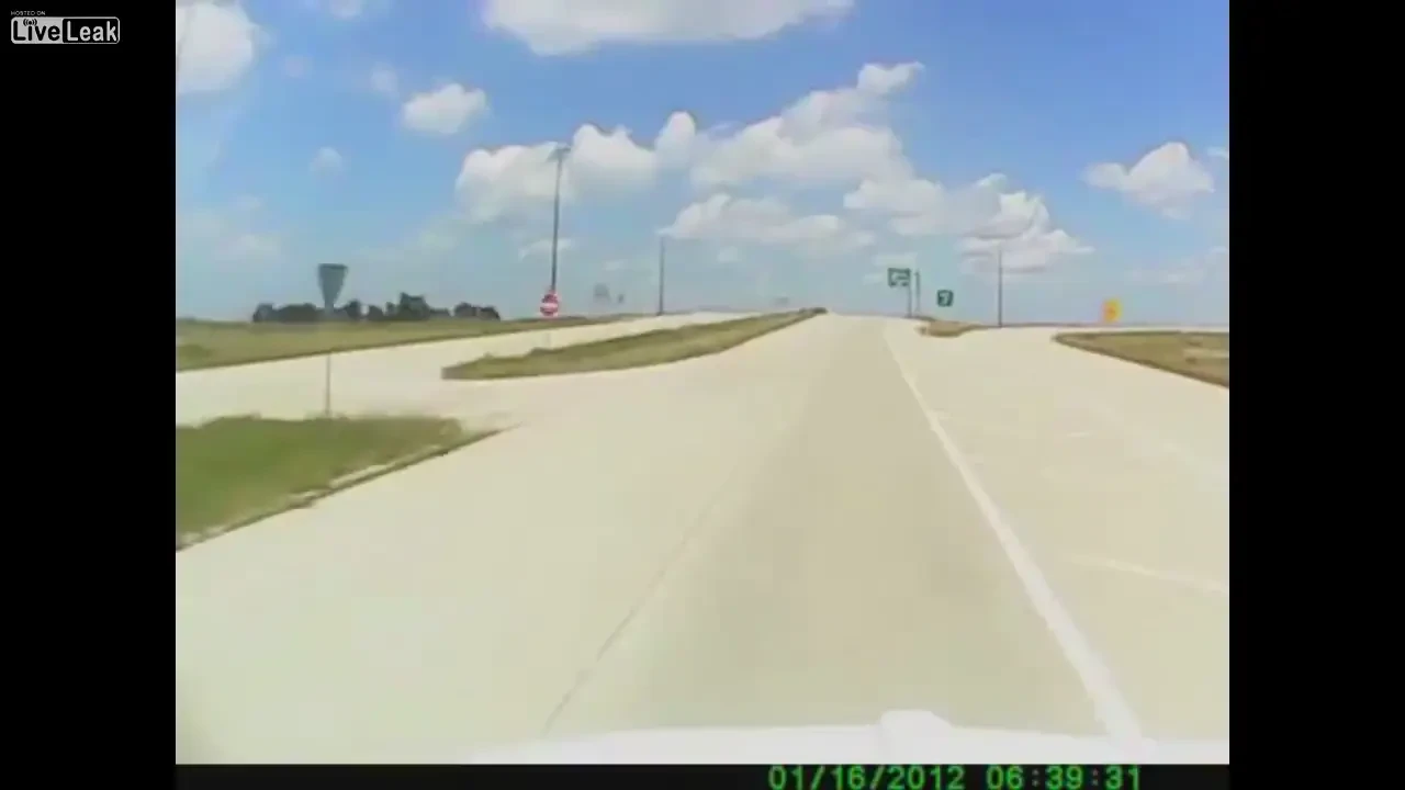 VIDEO Ca in FILME! A pierdut controlul masinii si a iesit de pe sosea! Ce a urmat e INCREDIBIL: