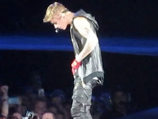 Gestul NESIMTIT cu care a intrigat pe toata lumea! Justin Bieber a recidivat, dupa ce si-a scuipat fanii in urma cu cateva zile: