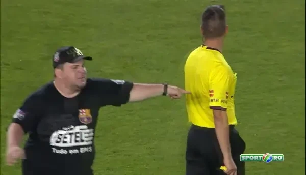 Neymar a fost "atacat" de cel mai GRAS suporter care a patruns vreodata pe teren :)) A fost prea lent si stewarzii l-au prins din urma! VIDEO