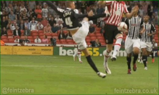 Intrarea INCONSTIENTA cu care ii putea incheia cariera! Arbitrul l-a eliminat imediat, iar Federatia ii poate da o suspendare RECORD! Vezi faza socanta: