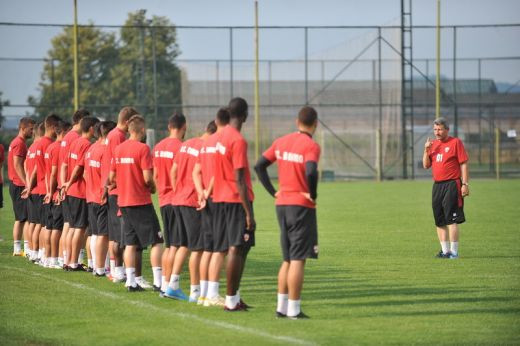 Dinamo a transferat un atacant: va fi in lot pana la meciul cu Steaua! Pe Pape Ndaw il folosim la toamna la culesul nucilor :)