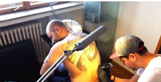 Tatuajul DINAMITA al lui Uzzi! Rapperul si-a terminat opera de arta care ii acopera tot spatele! Vezi cum arata: VIDEO