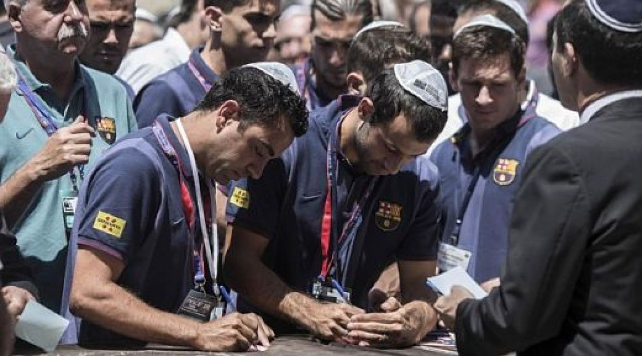 FOTO Mes que un club! Jucatorii Barcei sunt INGERI pentru milioane de oameni! Imagini deosebit de emotionante:_1
