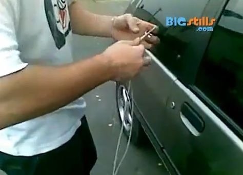 VIDEO GENIAL! Credeai ca asa ceva e IMPOSIBIL?! Cum poti sa deschizi o masina cu o ata