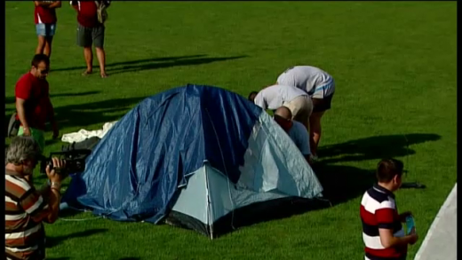 Protest extrem pe Giulesti: peste 30 de suporterii si-au instalat un cort pe gazon si au intrat in greva foamei! 