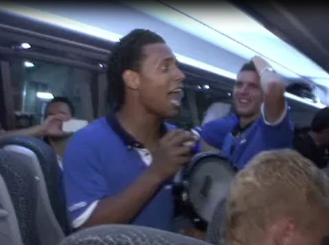 VIDEO: Bucurie nebuna in autocarul Pandurilor dupa calificare! Brazilianul Eric a cantat Romania, Romania sa-l auda Sandu si Piturca :)