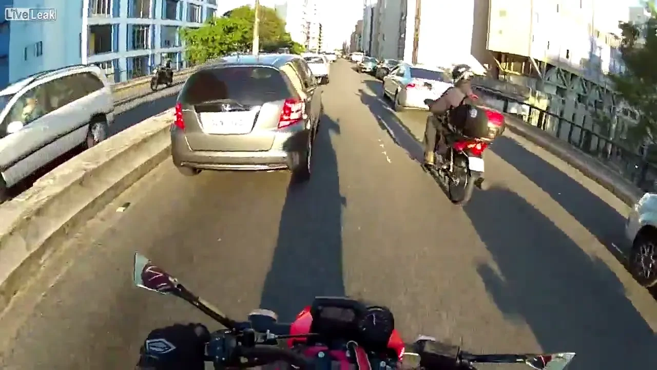 VIDEO Motociclist DEMENT! Cursa nebuna pe strazile din Brazilia: doua accidente in cateva minute!