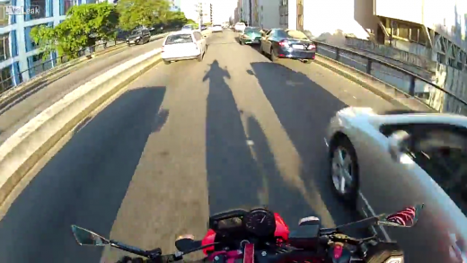 VIDEO Motociclist DEMENT! Cursa nebuna pe strazile din Brazilia: doua accidente in cateva minute!