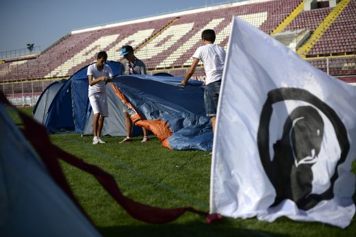 VIDEO Rapidistii, ATACATI din nou stelisti in Giulesti! Mesajul cu care s-au trezit in a cincea zi de GREVA!