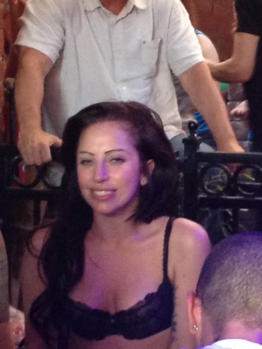 Aparitia neasteptata cu care a uimit pe toata lumea! Ultima EXTRAVAGANTA a lui Lady Gata: a aparut in sutien si fara pic de machiaj la o petrecere! Cum arata de fapt: FOTO
