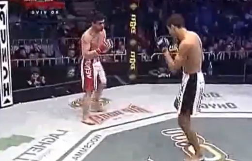 VIDEO Daca intri in cusca te loveste URAGANUL! KO demential intr-un meci de MMA! A fost poreclit Scorpion KING dupa lovitura asta!