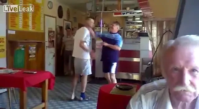 KO in cateva secunde! A vrut sa dea si el un PUMN, apoi a urmat asta! Faza PENIBILA! VIDEO