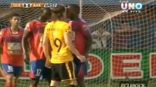 Aici pare ca se saruta dar nu e deloc asa! Un fundas NEBUN cu capul si-a muscat adversarul: VIDEO