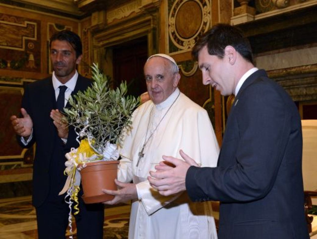 FOTO: Ziua in care Messi l-a cunoscut pe Papa! Jucatorii Italiei si Argentinei au mers la Vatican! Messi: