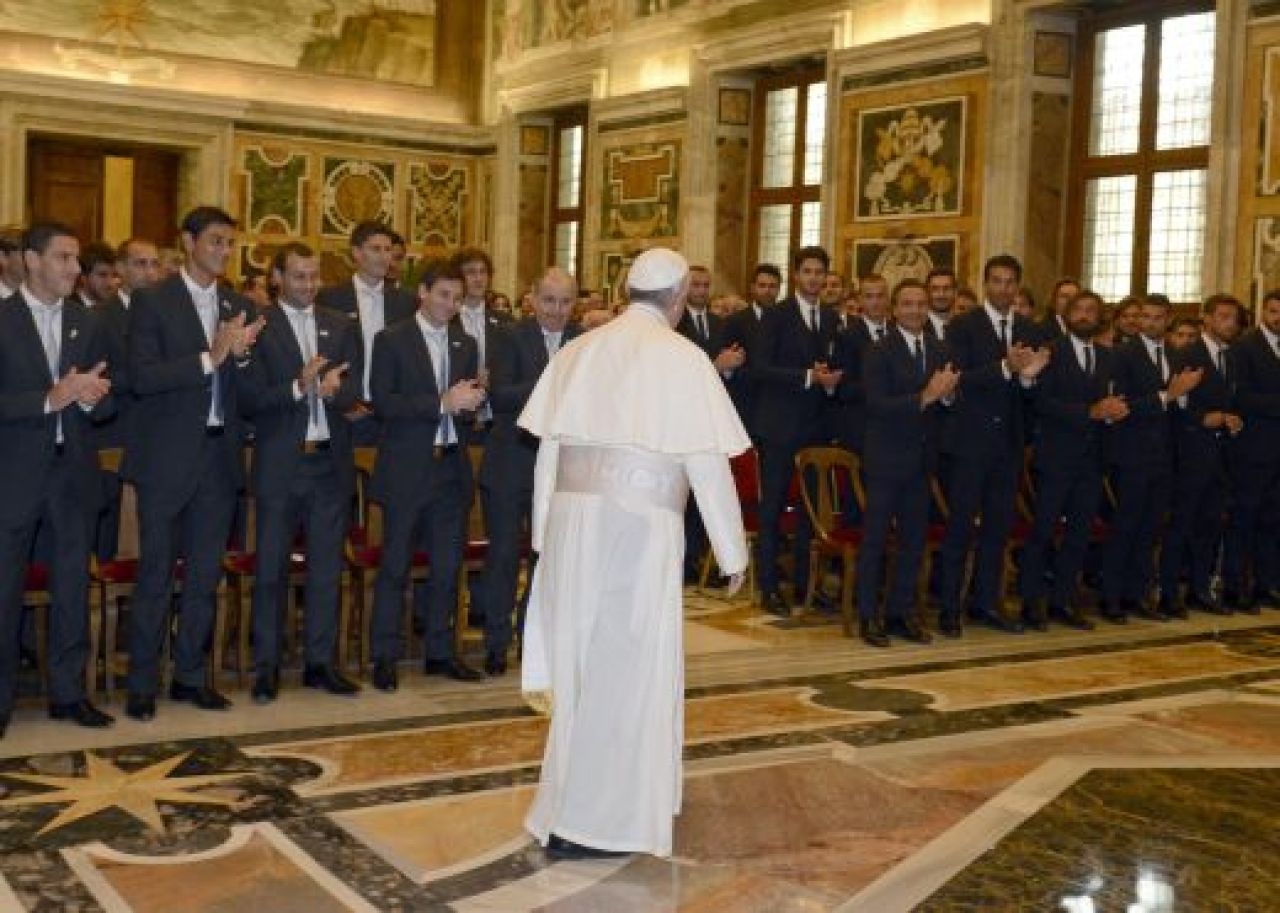 FOTO: Ziua in care Messi l-a cunoscut pe Papa! Jucatorii Italiei si Argentinei au mers la Vatican! Messi: