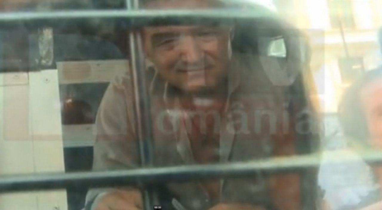 IMAGINI TERIBILE cu Becali! Patronul Stelei se topea de caldura in duba Politiei cand a fost surprins de camere! PRIMA REACTIE a lui Gigi:_3