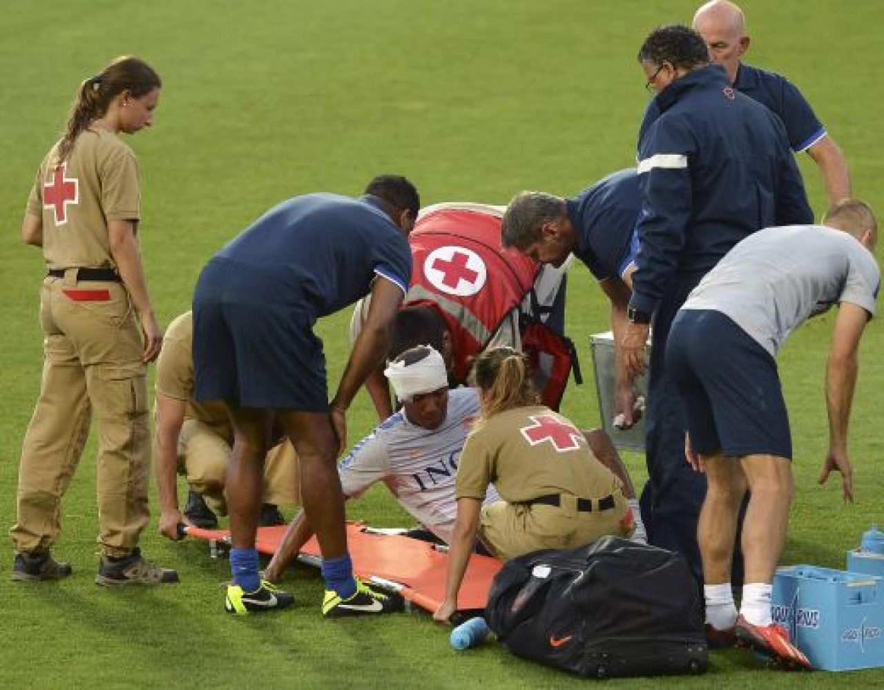 HORROR! Dirk Kuyt, mutilat dupa ce s-a dat cap in cap cu un coechipier! Abia il mai recunosti: FOTO SOCANT:_3