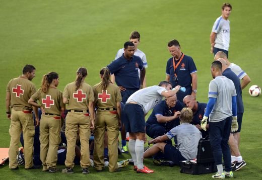 HORROR! Dirk Kuyt, mutilat dupa ce s-a dat cap in cap cu un coechipier! Abia il mai recunosti: FOTO SOCANT:_7