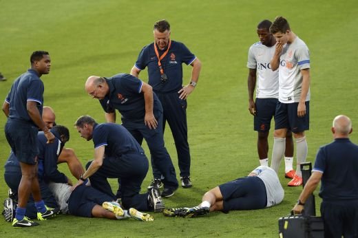 HORROR! Dirk Kuyt, mutilat dupa ce s-a dat cap in cap cu un coechipier! Abia il mai recunosti: FOTO SOCANT:_8