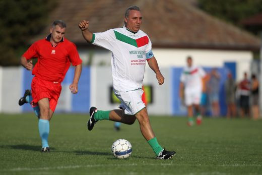 Senzatie! Unul dintre cei mai tari jucatori ai planetei a venit la DUDESTI! :) A dat 3 goluri, iar autoritatile au denumit stadionul dupa el!