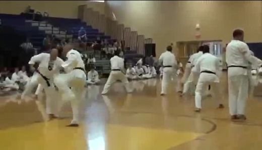 Cea mai proasta demostratie de karate din istorie: Si-au cumparat centura neagra cu bani :)) VIDEO