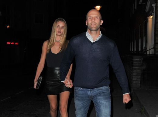 Aparitie CRIMINALA! Iubita lui Jason Statham i-a innebunit pe chelneri! Vezi in ce s-a imbracat la restaurant:_6