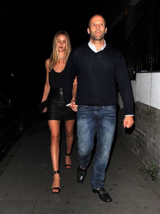 Aparitie CRIMINALA! Iubita lui Jason Statham i-a innebunit pe chelneri! Vezi in ce s-a imbracat la restaurant:_7