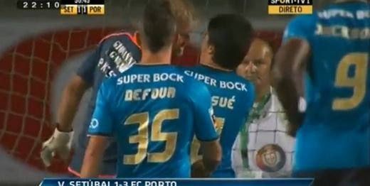 Simulare PENIBILA! I-a dat un cap in gura adversarului si apoi s-a vaitat pe gazon! Ce decizie a luat arbitrul: VIDEO