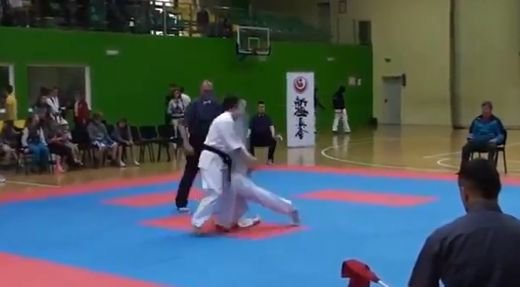 Nu clipi ca o ratezi! Lovitura FANTASTICA a trimis-o la somn! Cel mai tare KO pe care l-ai vazut vreodata la karate! VIDEO