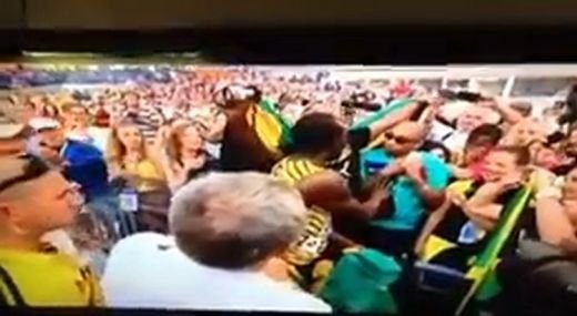 DOVADA ca Bolt nu suporta Barcelona :) Ce a patit un fan care avea tricou cu Messi cand a incercat sa faca poza cu campionul mondial: VIDEO