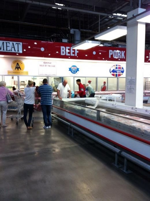 Cel mai iubit jucator al lui Liverpool a fost surprins la cumparaturi intr-un supermarket! Il recunosti? FOTO