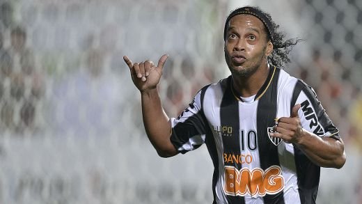 Fazele pentru care este considerat un ZEU! Skill-ul lui Ronaldinho este INEGALABIL! Doua assist-uri ca la Playstation si driblinguri incredibile! VIDEO GENIAL: