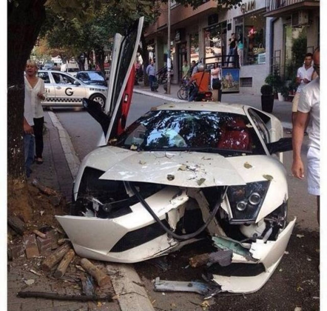 Femeia care a aflat ce PUTERE are un Lamborghini! Ce a patit la cateva minute dupa ce a primit-o cadou de la iubitul ei: FOTO!_1