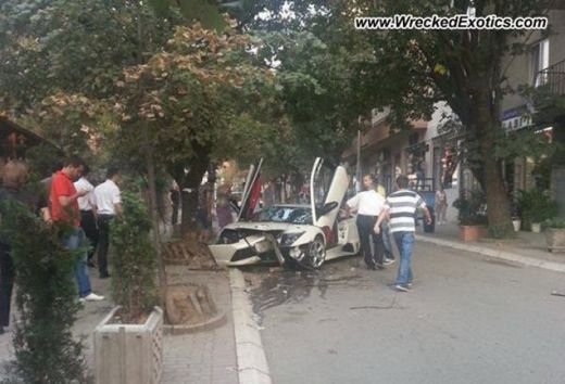 Femeia care a aflat ce PUTERE are un Lamborghini! Ce a patit la cateva minute dupa ce a primit-o cadou de la iubitul ei: FOTO!_2