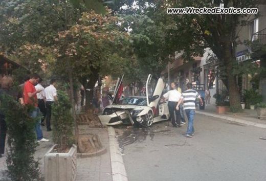 Femeia care a aflat ce PUTERE are un Lamborghini! Ce a patit la cateva minute dupa ce a primit-o cadou de la iubitul ei: FOTO!_2