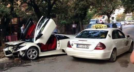Femeia care a aflat ce PUTERE are un Lamborghini! Ce a patit la cateva minute dupa ce a primit-o cadou de la iubitul ei: FOTO!_3