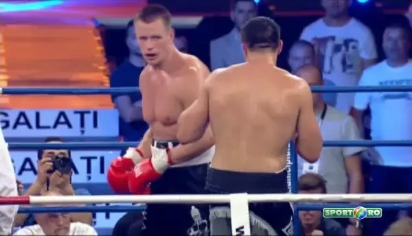 Sa vina Klitschko! KO DEVASTATOR! Ciocan l-a pus la podea pe gigantul Larsen de doua ori! Titlul european ramane la Galati! Vezi REZUMAT!