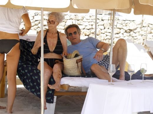 "NU-ti este rusine?!" Aparitia care i-a socat pe bogati! A iesit in COSTUM de baie, toti au vazut o scena HORROR! FOTO