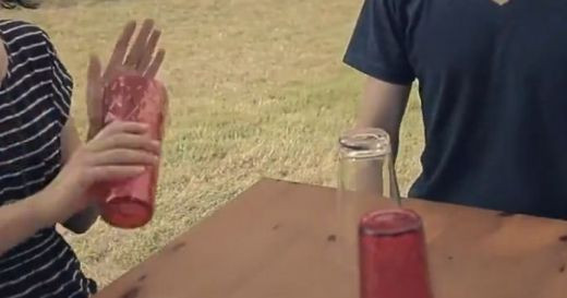 Cel mai tare TRUC! Pe asta poti sa-l faci la o BERE cu prietenii! Doi baieti si doua fete s-au lasat filmati! VIDEO